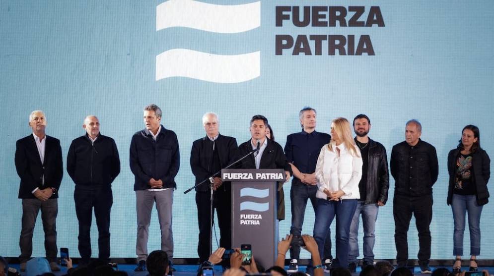 El gobernador Kicillof y la cúpula dirigencial, el domingo a la noche en La Plata.