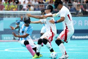 Junior sacando el disparo de gol.