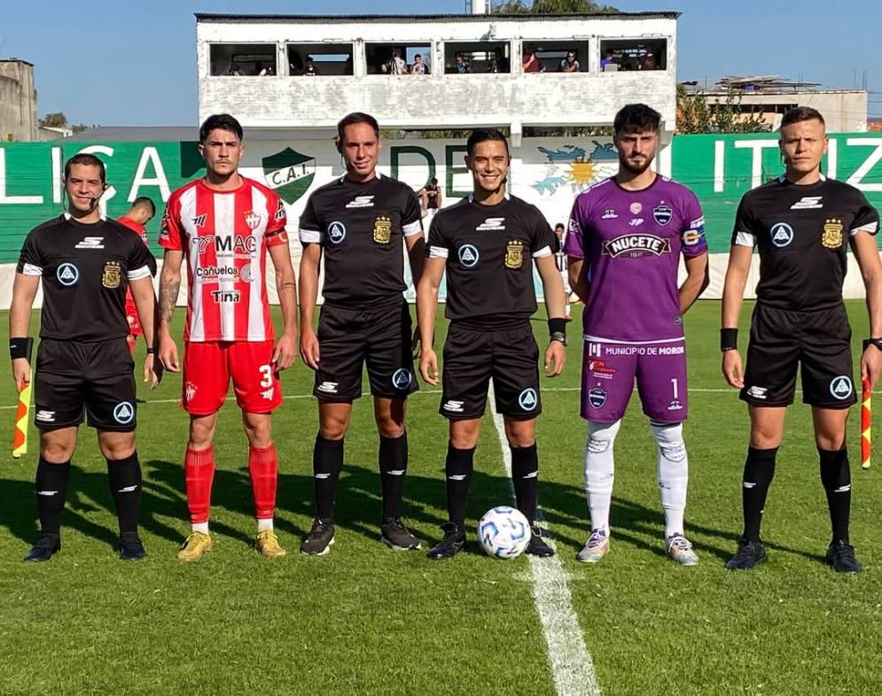 La foto que nunca sale: capitanes y autoridades antes del pitazo inicial.