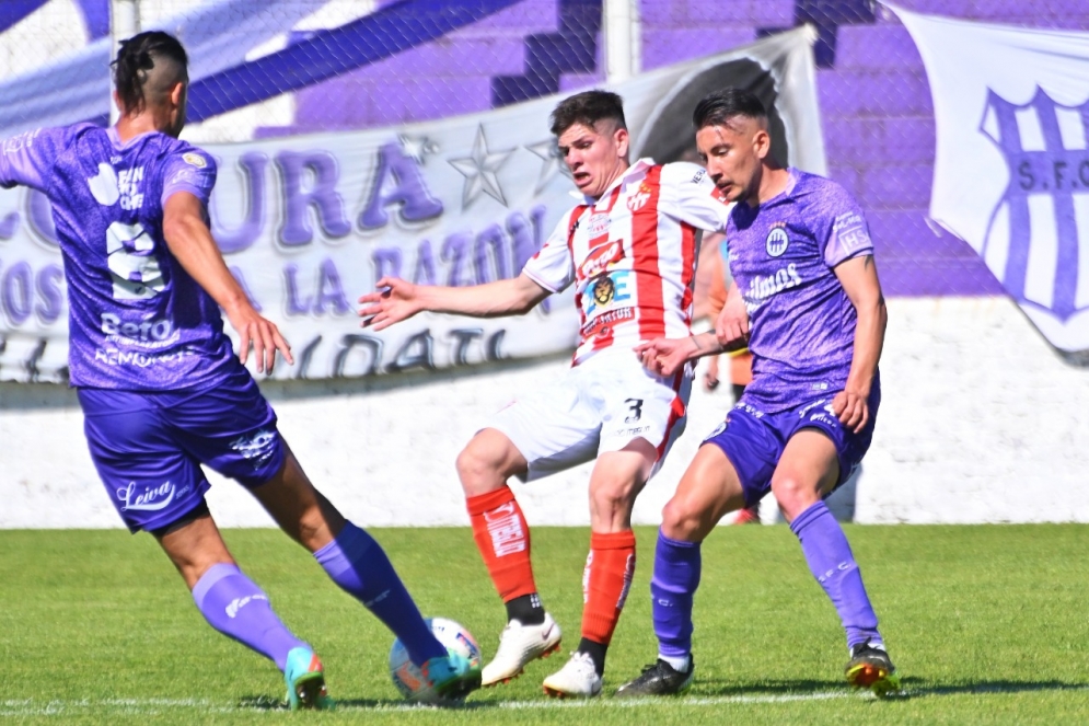 El &quot;Polaco&quot; Guerrero Ruiz presionando la salida de &quot;Saca&quot;.