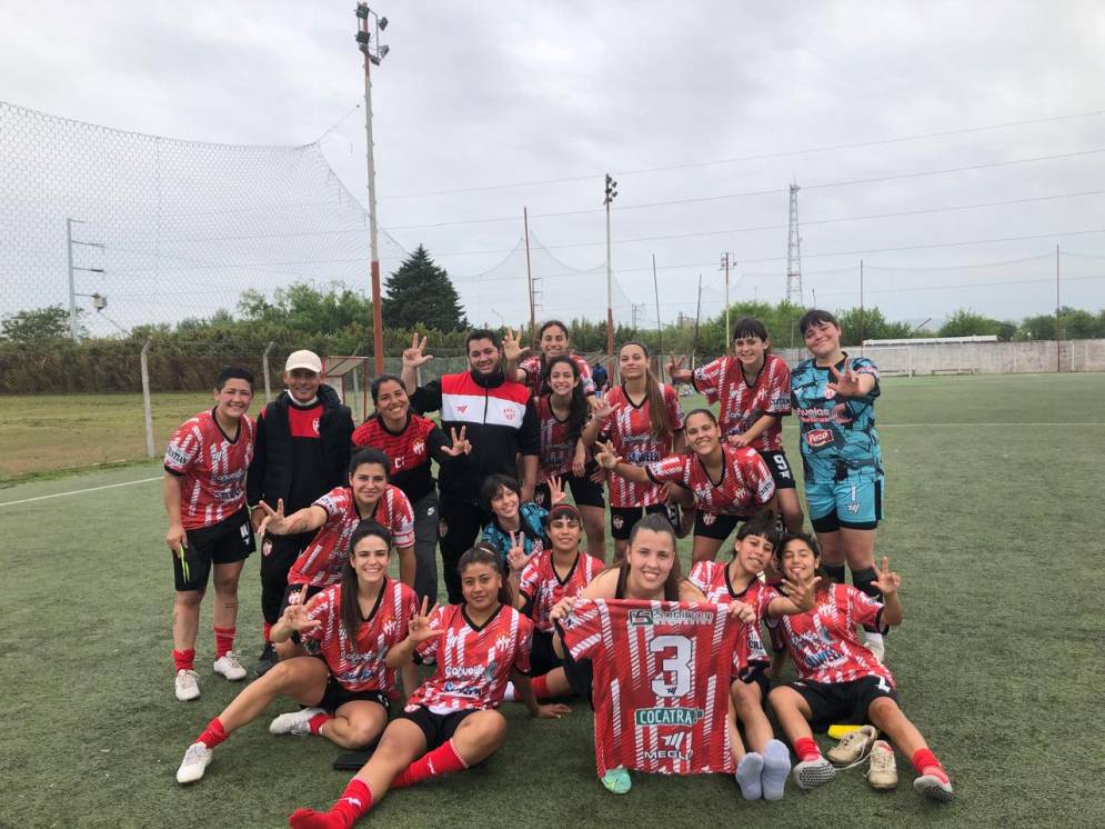 Los tres puntos se quedaron en Cañuelas y las chicas, con el DT (de gorra), posaron tras la victoria.