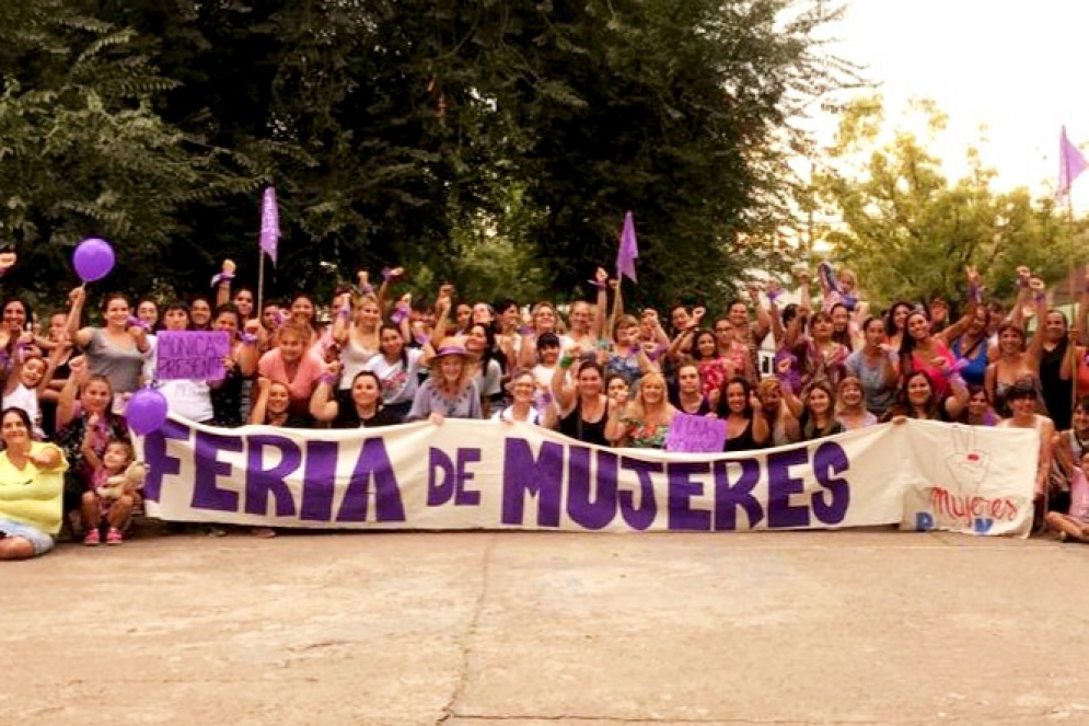 Las mujeres también repartieron pañuelos violetas con la leyenda #NiUnaMenos.
