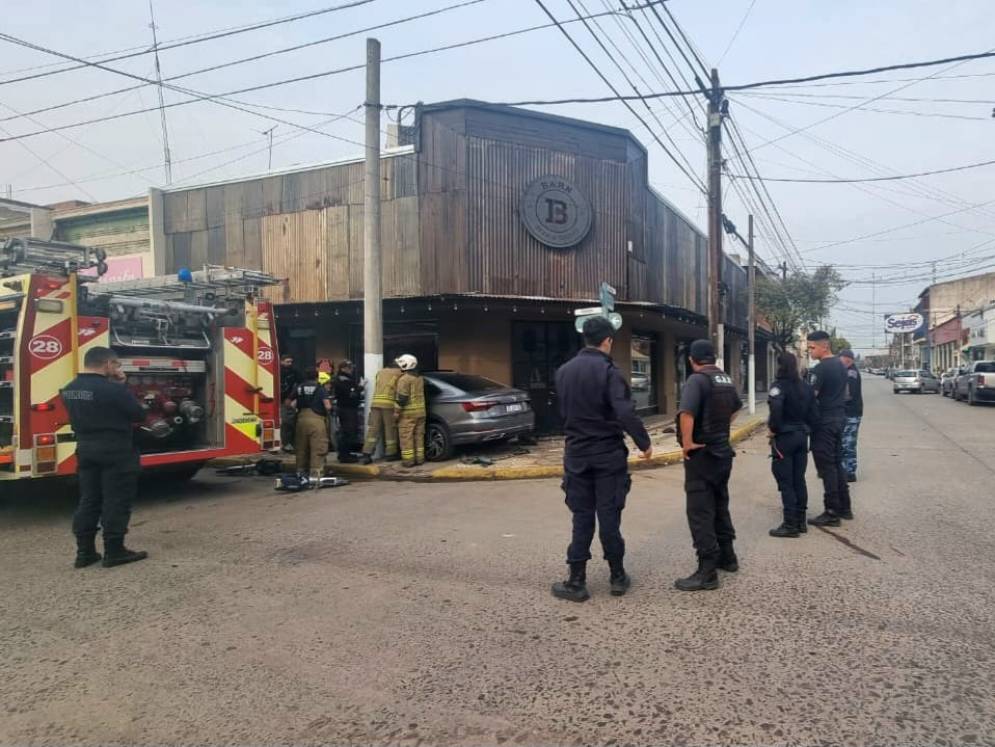 Los Bomberos trabajando para liberar a la joven conductora.