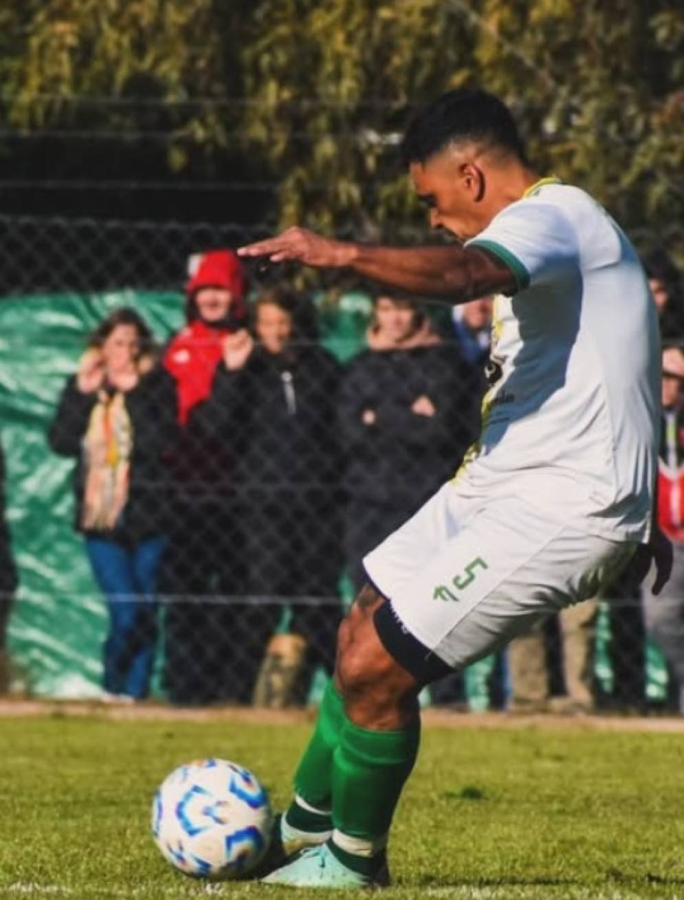 Julio Serrano, ex Nueva Chicago, es parte del plantel del &quot;furgón&quot;.