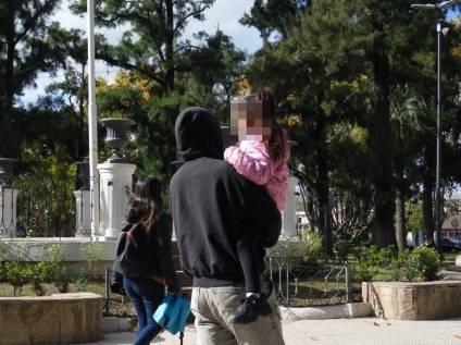 Una madre denunció que quisieron llevarse a su hija de 4 años en una plaza