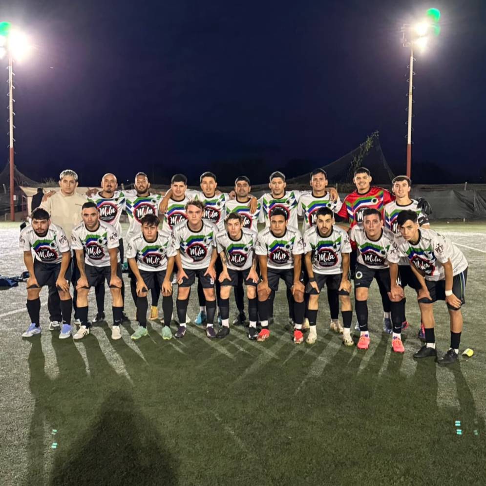 El plantel de EFIC que consigui&oacute; la primera victoria.