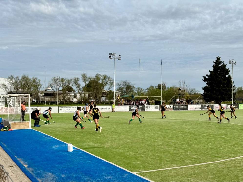 Las Ca&ntilde;as defendiendo un corner corto en el arco de Pellegrini. 