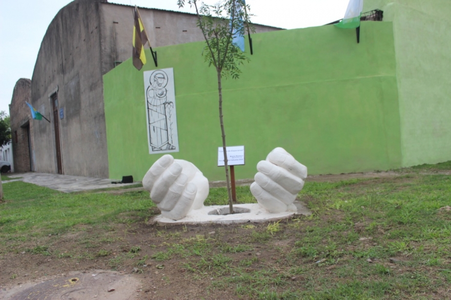Presentan una escultura en la Sociedad de Fomento San José