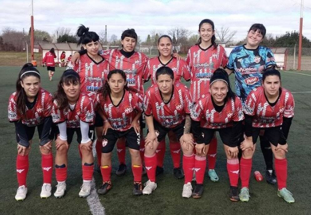 El equipo de Cañuelas FC ante el &quot;Milrayitas&quot;. Las chicas no levantan.