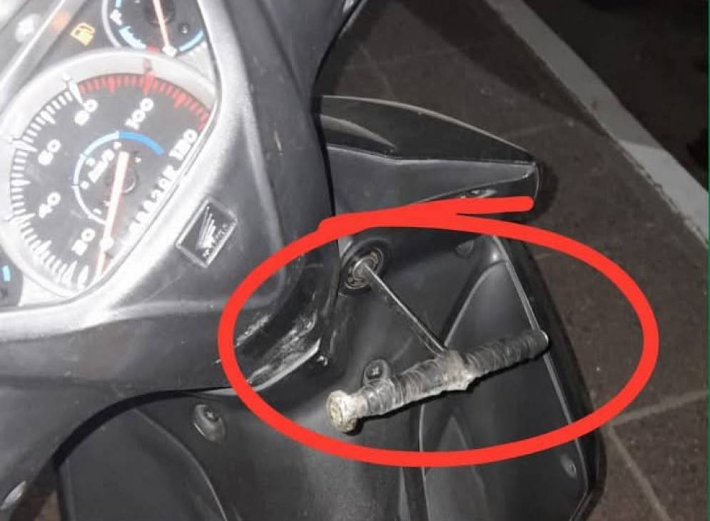 La llave casera que los &quot;pibes chorros&quot; dejaron en el tambor de la moto. 