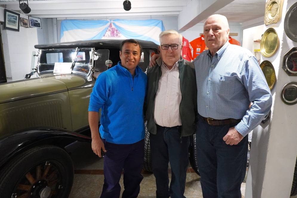 Martin Veloso, junto a dos amigos de &quot;Carlitos&quot; que ya visitaron el museo: José Luis García y Mario Francisco Iglesias.