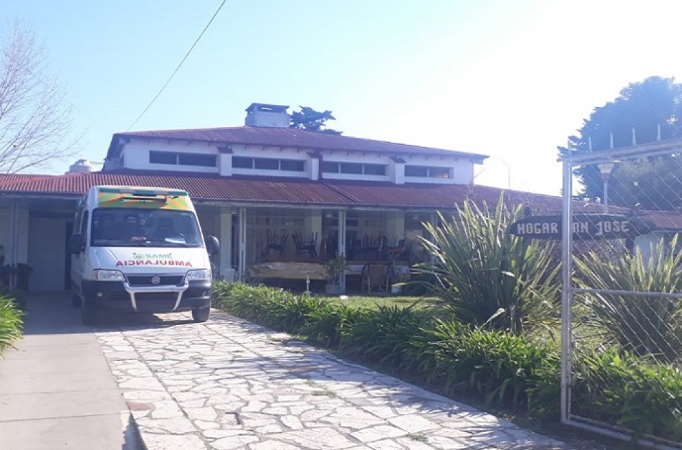 Una ambulancia del Same esperando para trasladar a los abuelos. 