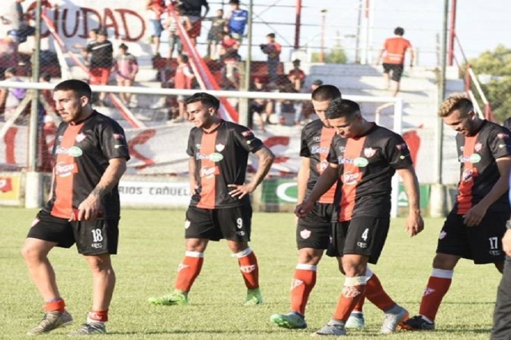 Los jugadores retirándose del campo de juego tras la derrota. Foto: Jonhatan Argañaraz.
