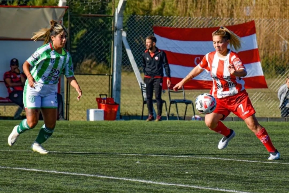 Martina Cuarenta recibiendo la pelota.