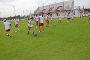 Los chicos trabajan divididos por carriles individuales.