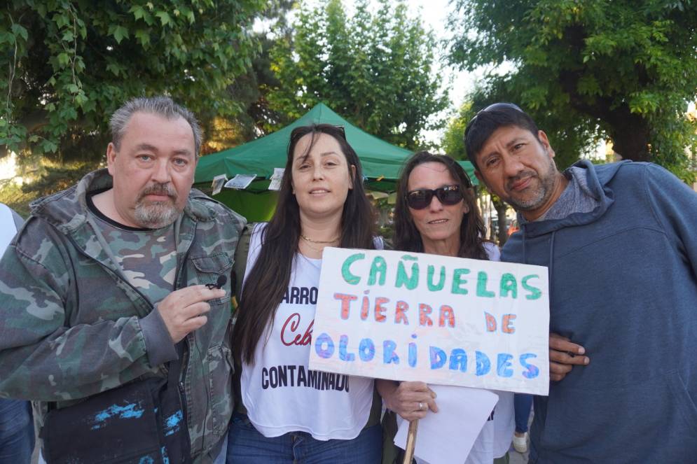 Un grupo de referentes vecinales que se acercó a la plaza céntrica.