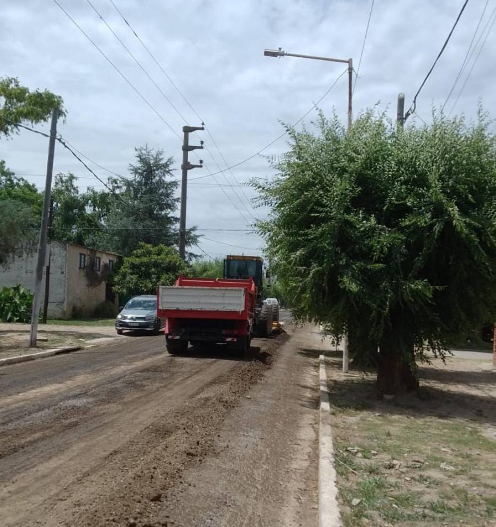 La maquina haciendo su trabajo, y un camión detras.