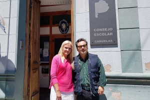 Verónica Iozzolino junto a Marcelo Sabino en la puerta del Consejo Escolar. 
