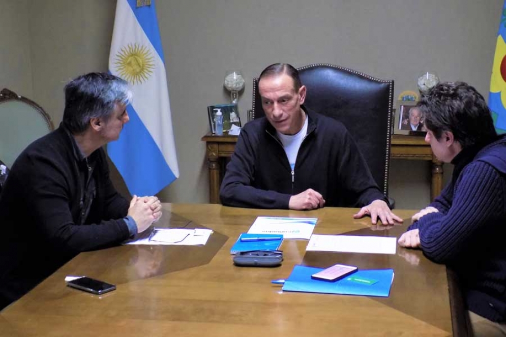 El intendente Gustavo Arrieta junto a el director general de Cultura y Educación provincial, Gabriel Sánchez Zinny, y el jefe regional de Inspecciones, Daniel Costilla. 