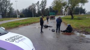 La calzada mojada podría haber sido un causal del accidente. 