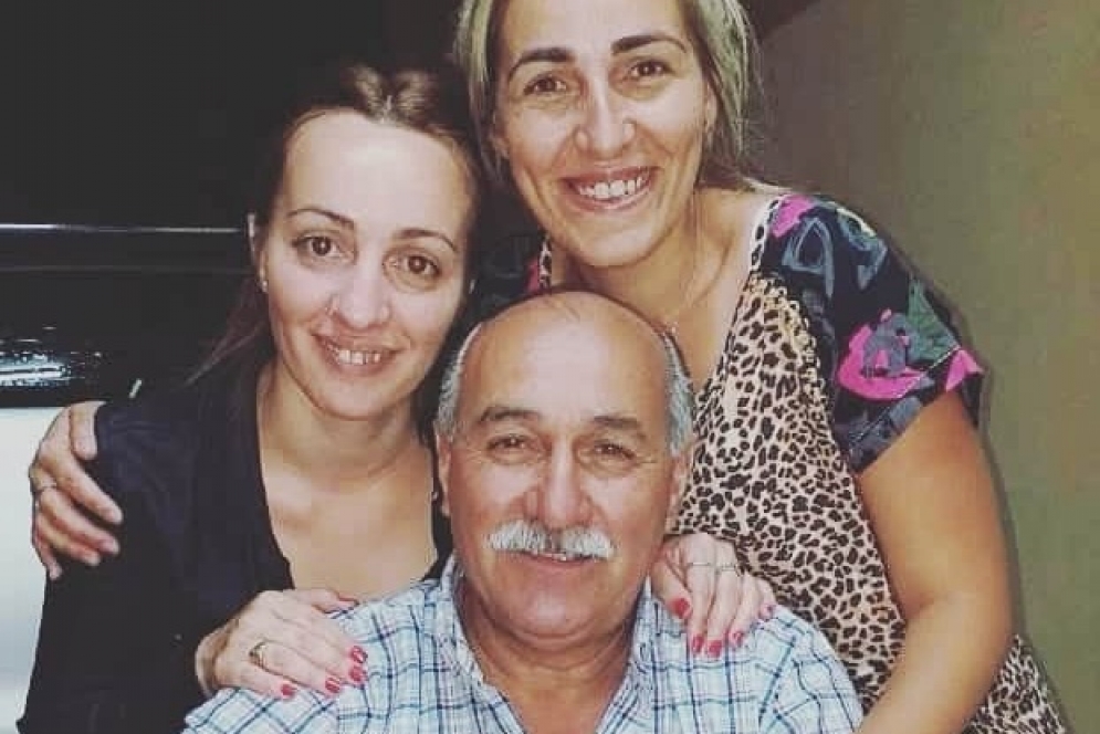 &quot;Gardelito&quot; junto a sus hijas.