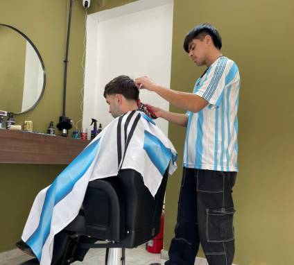Es barbero y se especializa en cortes a chicos con neurodivergencias