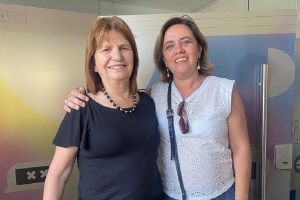 La legisladora Blasco (der.) junto a la ex ministra y presidenta del PRO, Patricia Bullrich.
