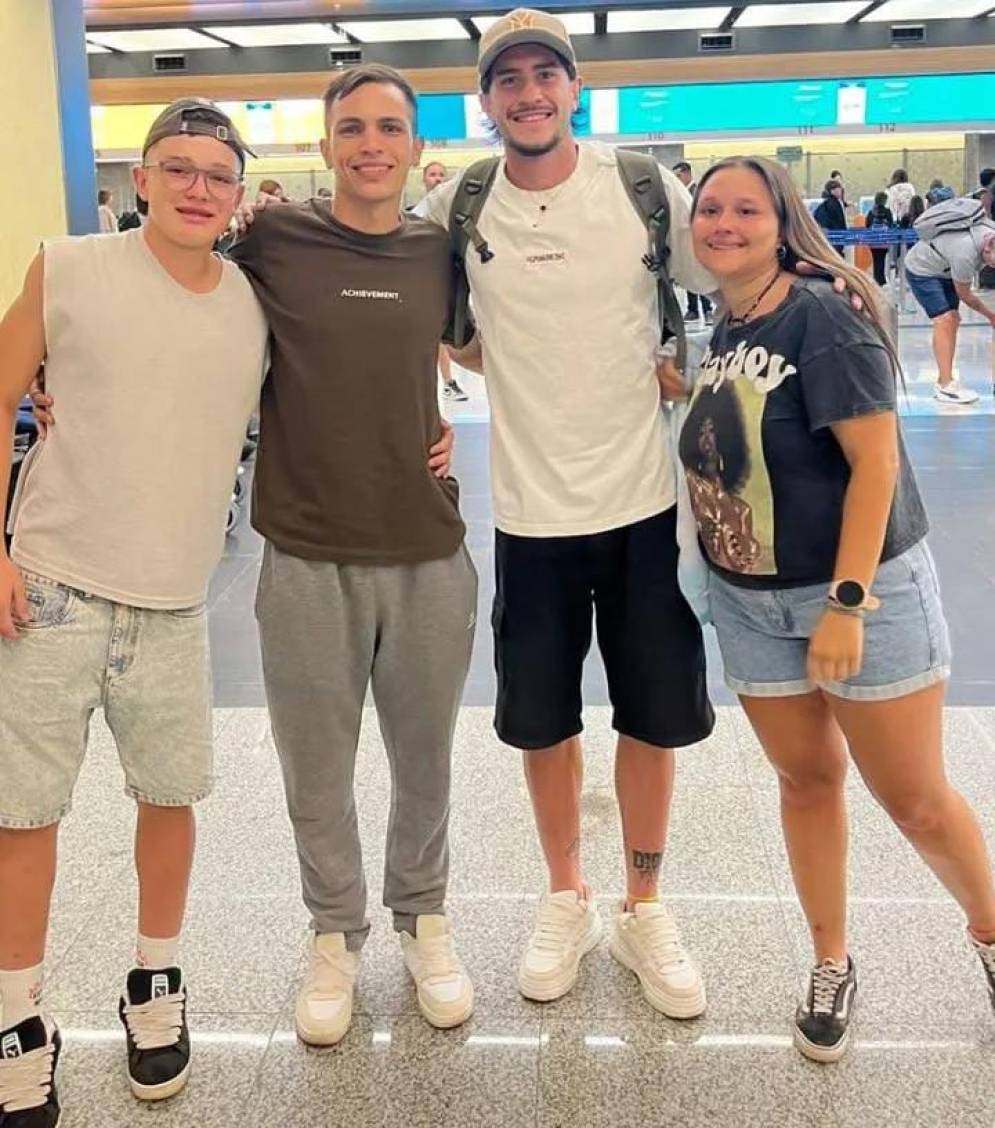 Sus familiares fueron a despedirlo al Aeropuerto de Ezeiza.