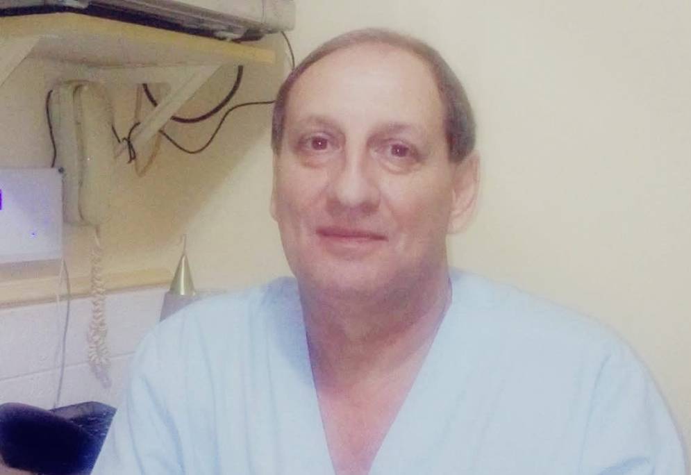 Es el titular de la empresa medica AYMED.