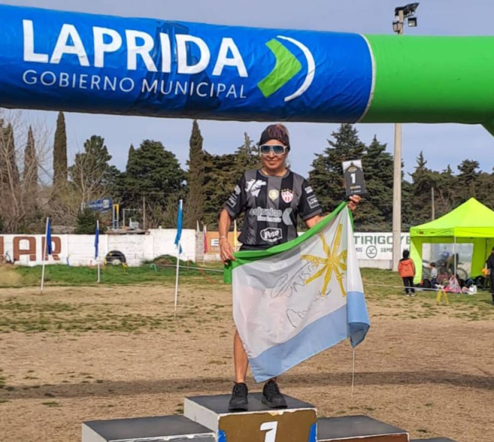 Domínguez en lo más alto del podio, con la bandera cañuelense.