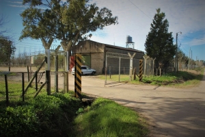 El depósito está ubicado sobre Zelada, la continuidad de calle Brasil cruzando la Ruta N°3.