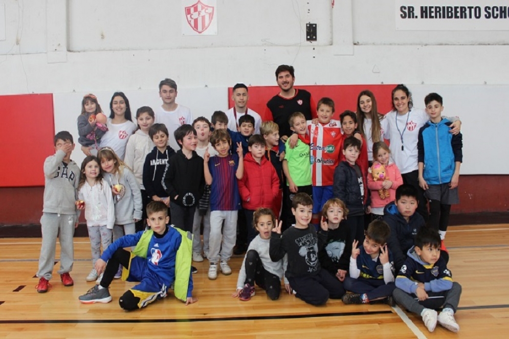 Los coordinadores del cfc comparten las vacaciones con los niños.