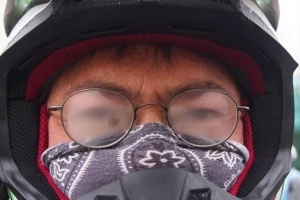 En muchas ocasiones que se empañen los anteojos se torna peligroso, como en el caso de ir manejando una moto. 