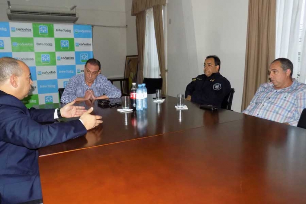 Las autoridades policiales reunidos con el jefe comunal. 
