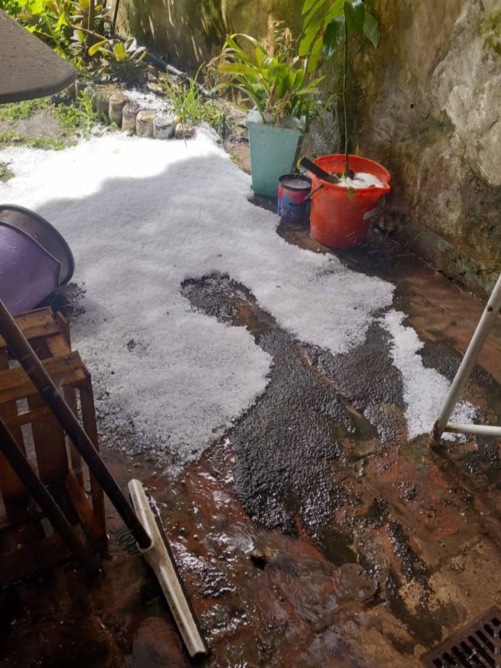 Llegan cientos de imagenes a NacPop por el granizo acumulado en las casas.