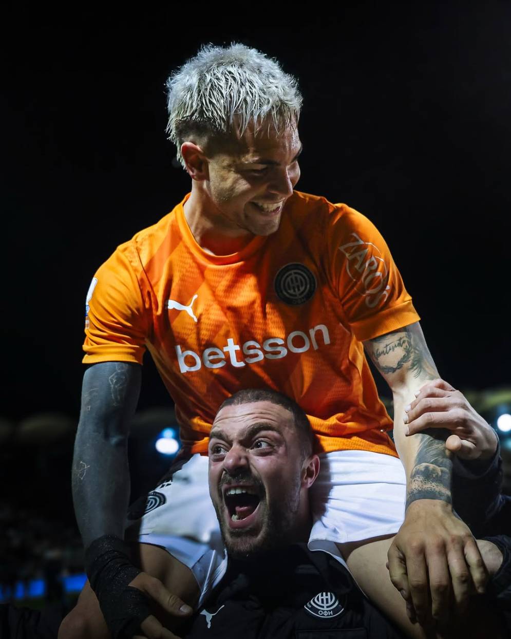 Nuss, quien hizo la pretemporada en el Gimansio Atlas de Ca&ntilde;uelas, llevado en andas luego de la conquista.