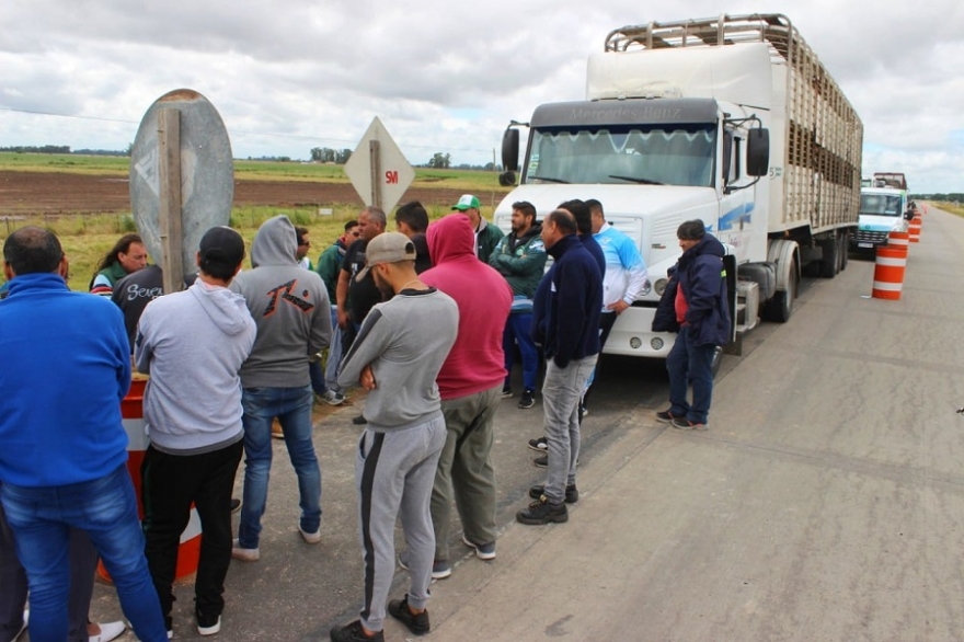 Camioneros reclaman frente al Mercado Agroganadero