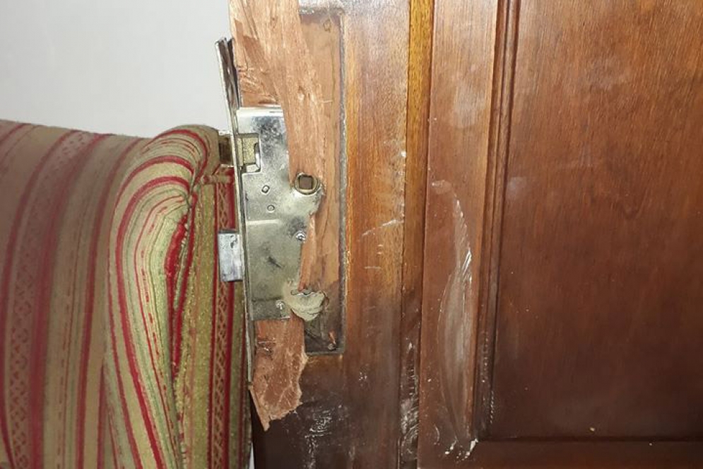 Así quedó la puerta de ingreso a la vivienda de Claudia Córdoba.