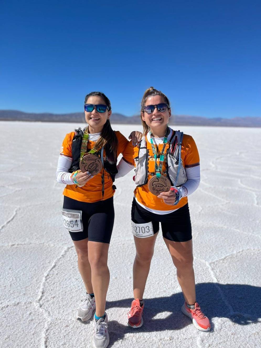 Báez y Fresco, orgullosas con la medalla del Raid Columbia 2024.