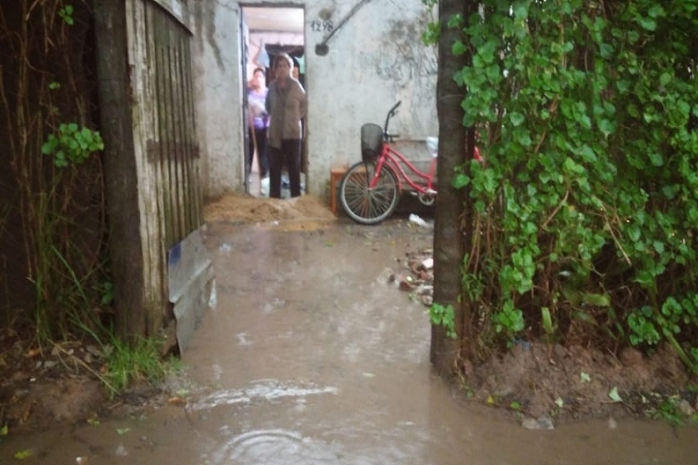 El agua ingresó en varias casas. 