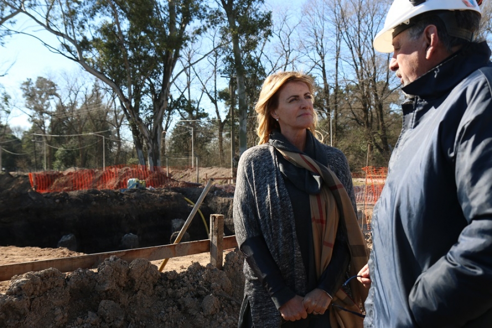 La intendenta Fassi en las obras de gas y agua en Máximo Paz