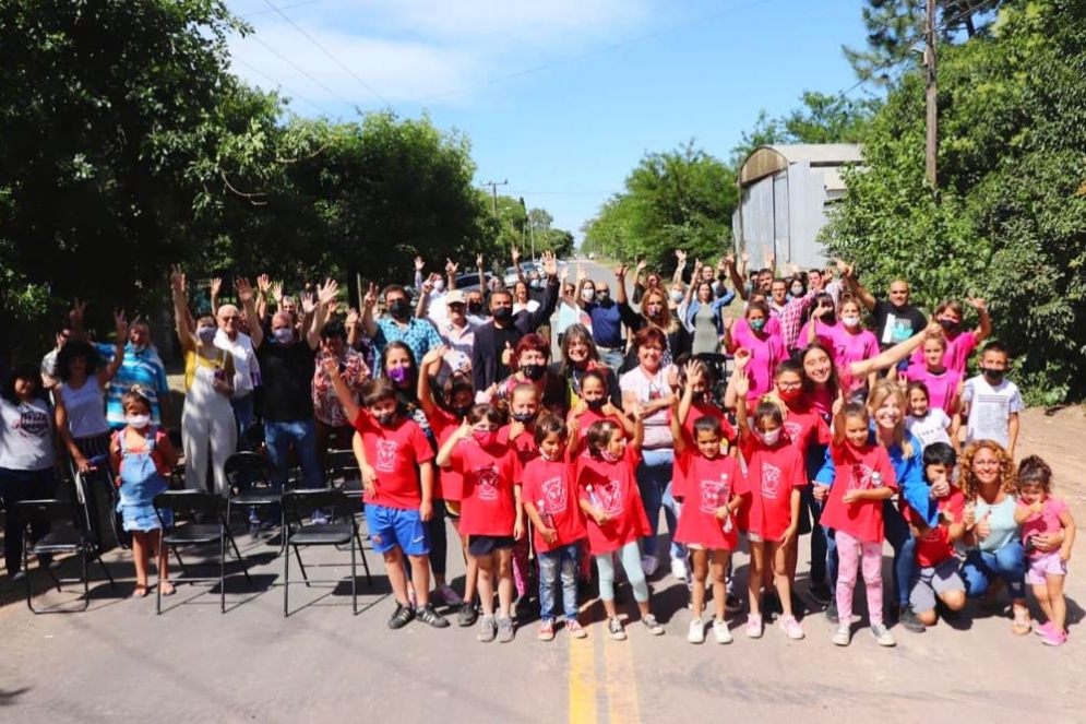 Vecinos, niños y referentes barriales participaron del corte de cinta.