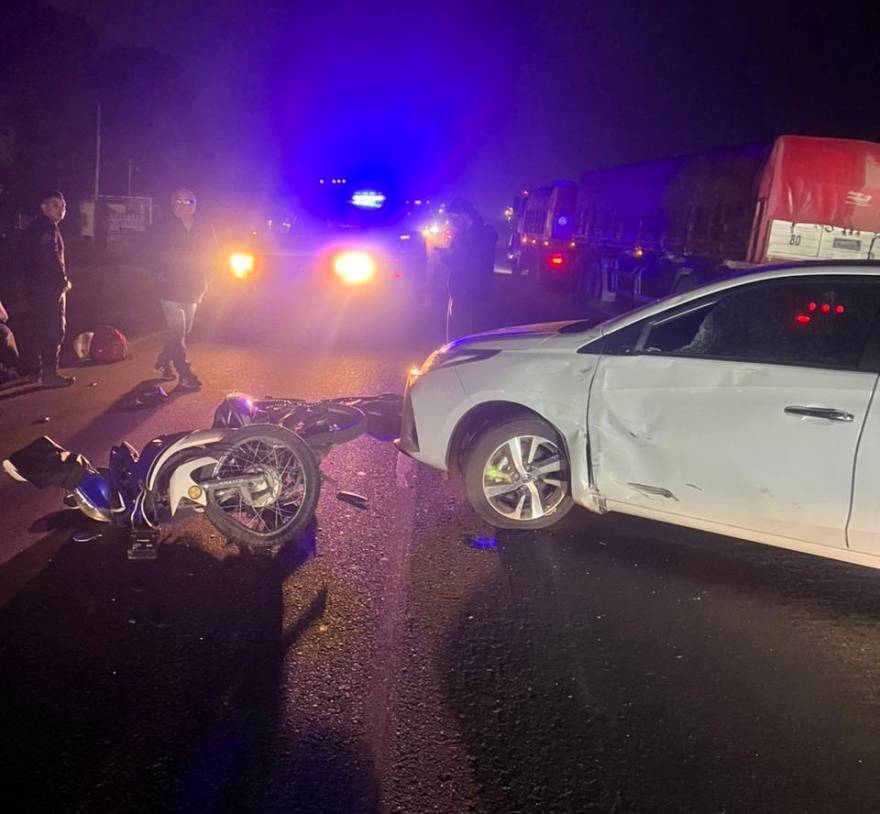 Choque entre una moto y un auto en Ruta 3