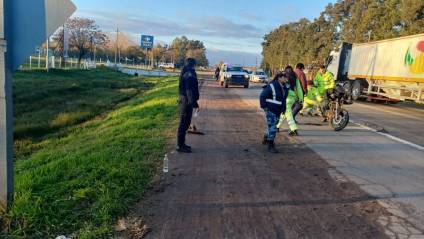 Un motociclista fue hospitalizado tras chocar contra una camioneta frenada en el semáforo