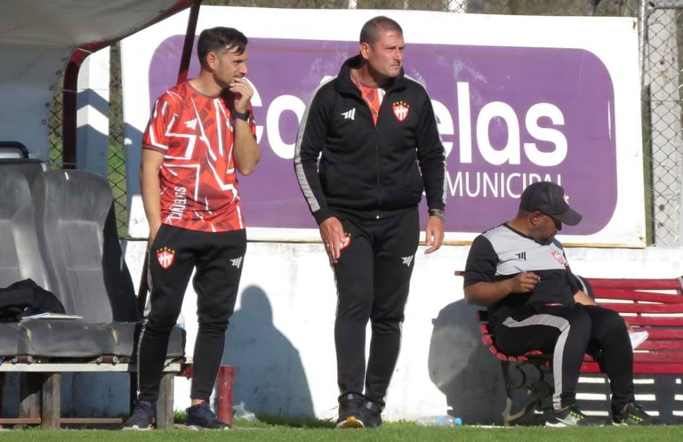 El técnico se dejó ver preocupado. Ph: Javi Morales.