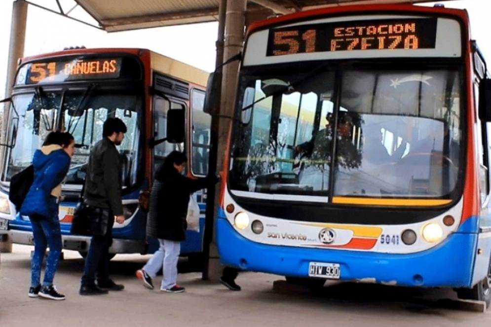 Sigue la reducción del servicio de colectivos y trenes