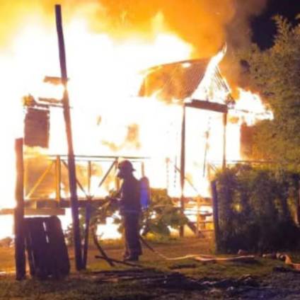 Por un incendio, perdi&oacute; su casa y su comercio