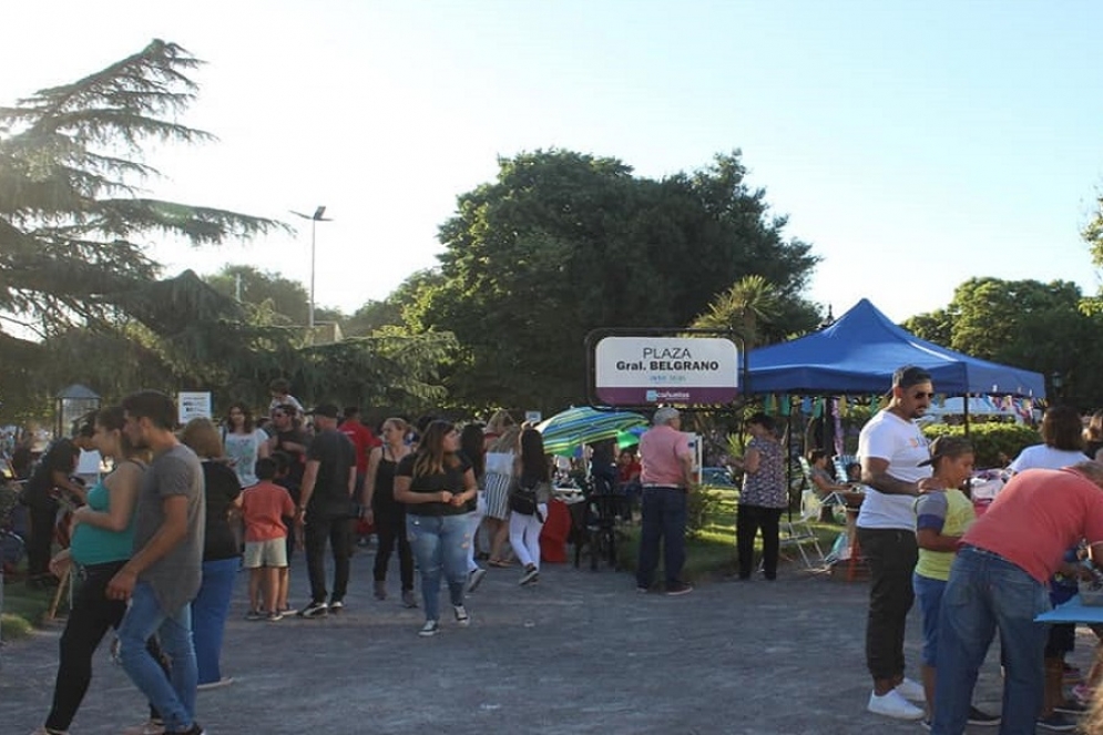 La feria atrae la atención de muchos vecinos que se acercan a recorrerla en cada una de sus ediciones. 