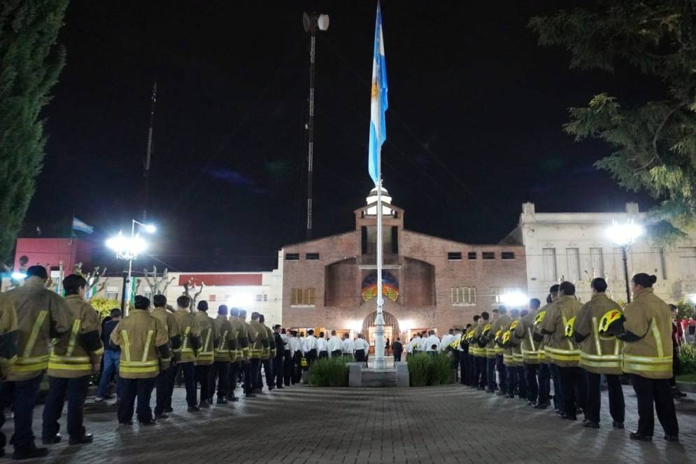 Los oficiales y autoridades bomberiles aguardando para ingresar al templo.