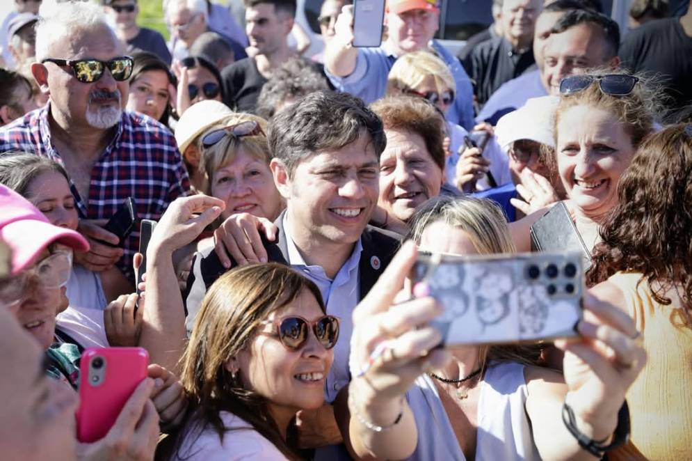 Kicillof se prueba el traje de presidenciable. Foto: redes de AK.